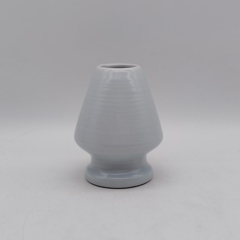 Kusenaoshi: piccolo cono in ceramica usato per mantenere la forma del frullino da matcha "chasen".