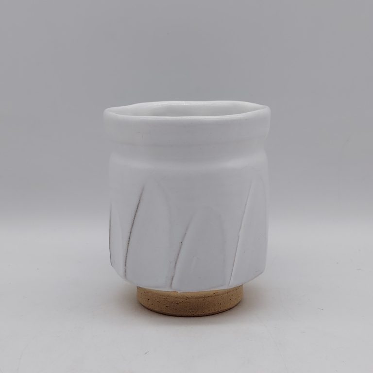 Tazza in ceramica bianca di Hagi realizzata a mano.