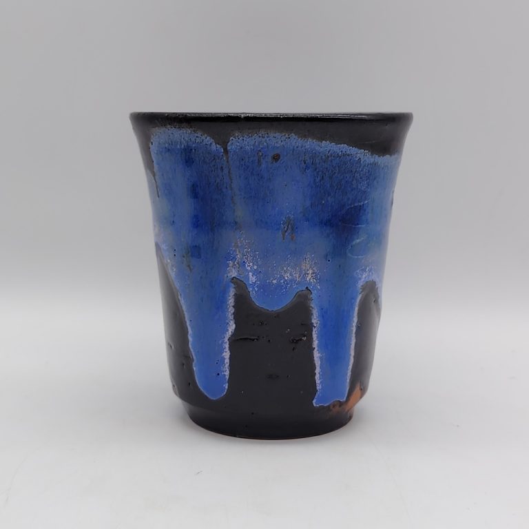 Tazza da tè/bicchiere in ceramica di Hagi nera con smalto blu ad effetto colato, opera del maestro Kunisuke Nakahara