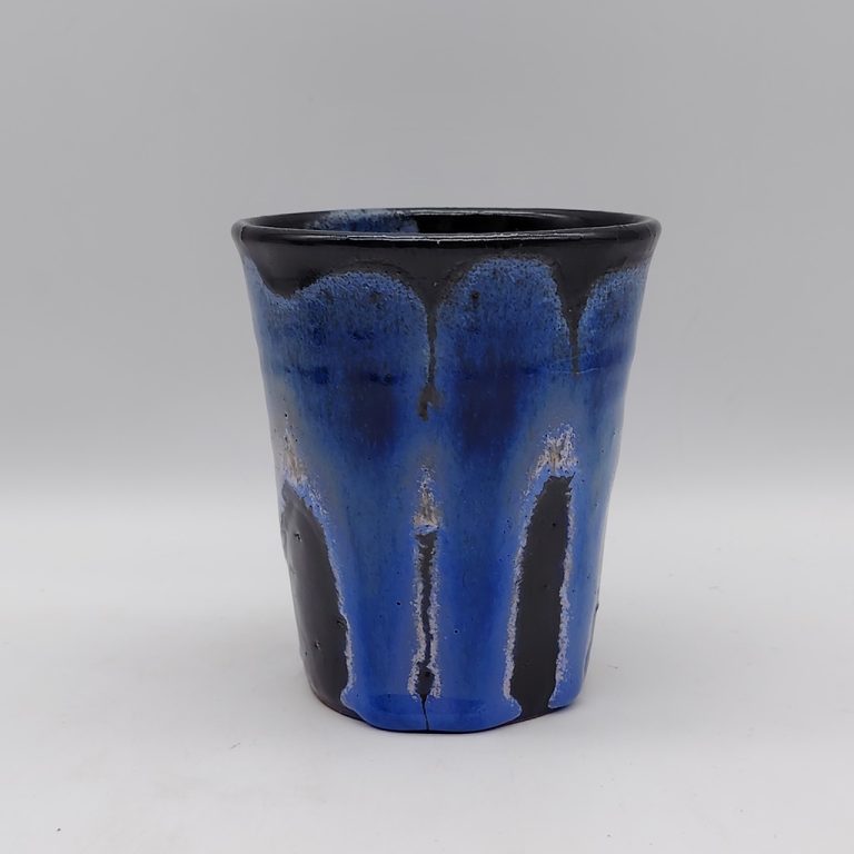 Tazza/tumbler in ceramica di Hagi di colore nero con smaltatura blu ad effetto colato, opera del maestro Kunisuke Nakahara