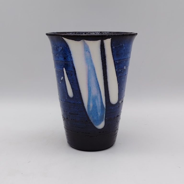 Tazza/tumblr in ceramica di Hagi blu coin decorazioni bianche e rosa, opera di Yuuka Matsuo