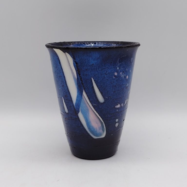 Tazza/tumblr in ceramica di Hagi blu con decorazioni bianche e rosa, opera del maestro Yuuka Matsuo