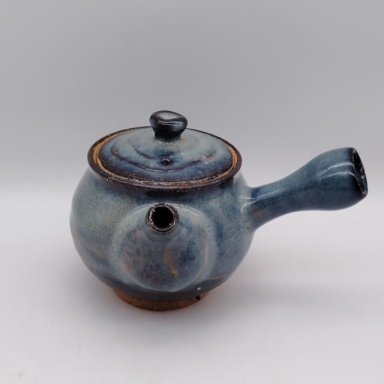 Teiera in ceramica di Hagi, decorata con smalto blu e manico laterale, realizzata dal maestro Seigan Yamane