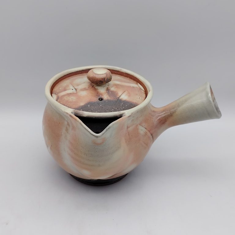 Teiera in ceramica di Hagi, di un delicato colore rosa-grigio, opera del con manico laterale, opera del maestro Yuuka Matsuo