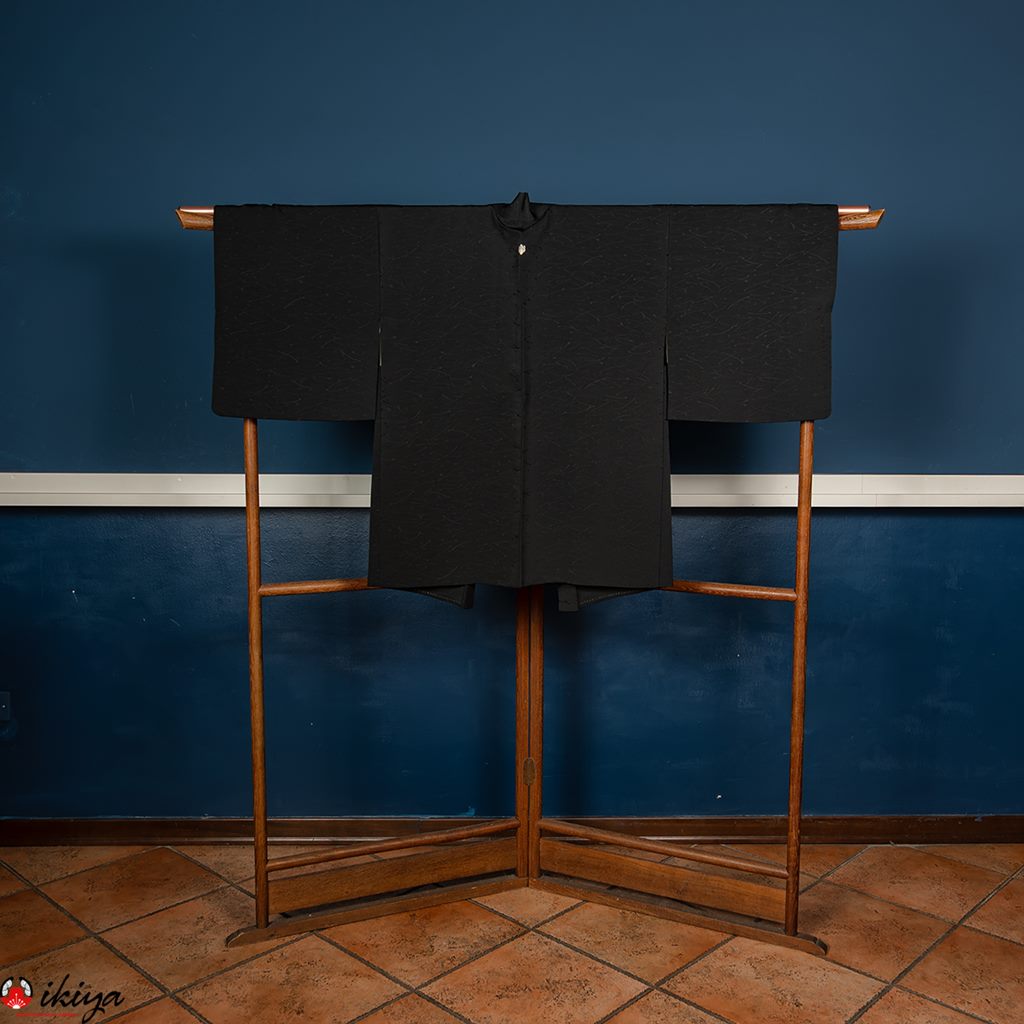 Haori da donna formale in seta damascata nera con stemma di famiglia