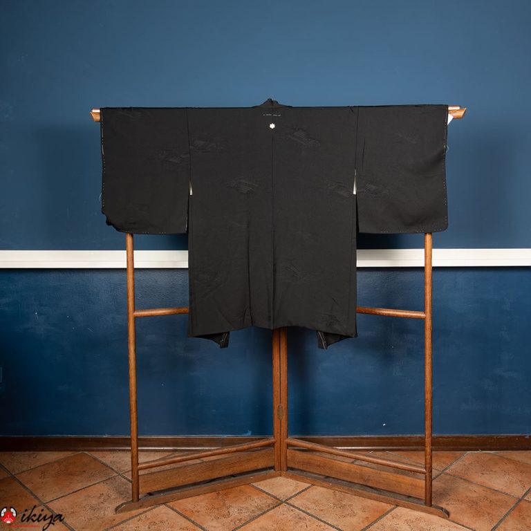 Haori da donna formale in seta nera damascata con stemma di famiglia