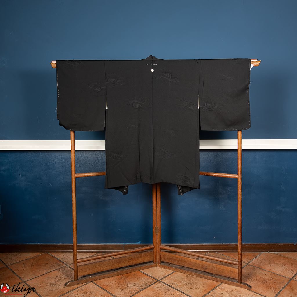Haori da donna formale in seta nera damascata con stemma di famiglia