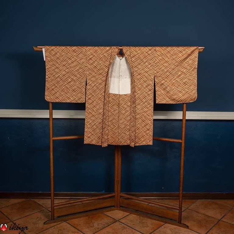 Haori da donna in raso di seta marrone con motivo a griglia giallo