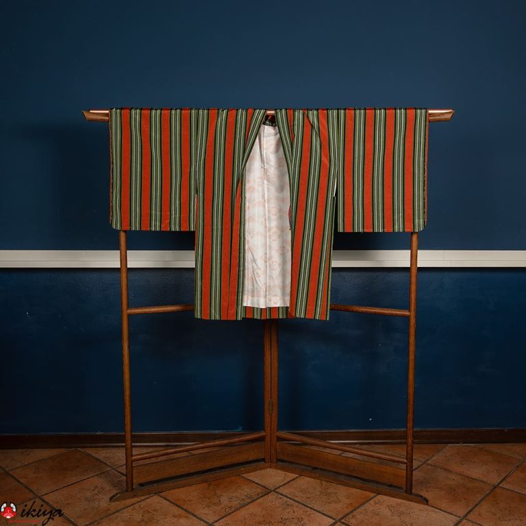 Prezioso haori da donna in seta Oshima-tsumugi arancione a righe verticali verdi, nere e bianchi