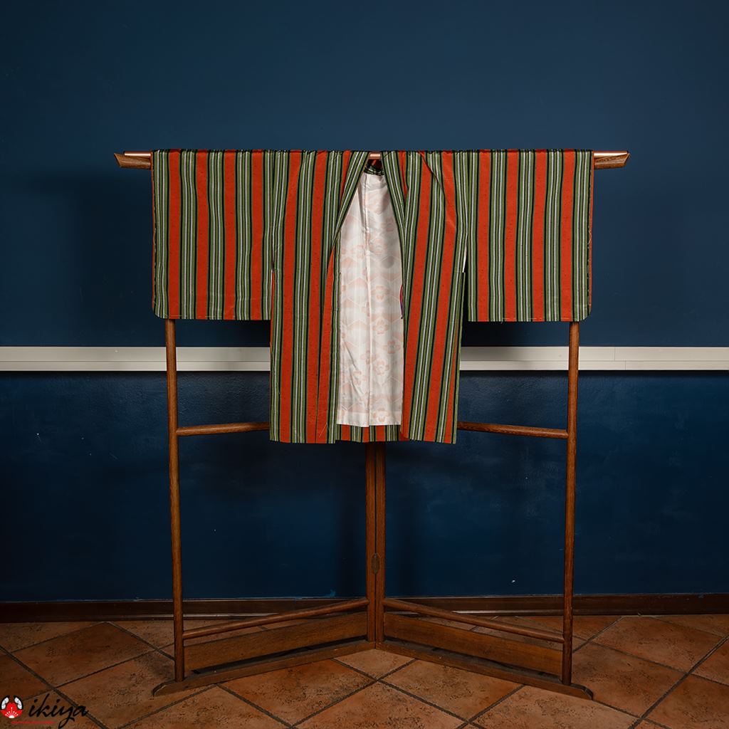 Prezioso haori da donna in seta Oshima-tsumugi arancione a righe verticali verdi, nere e bianchi