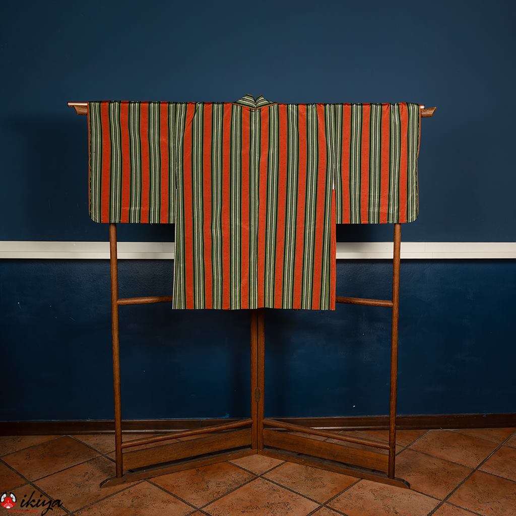 Haori da donna in seta Oshima-tsumugi arancione a righe colorate