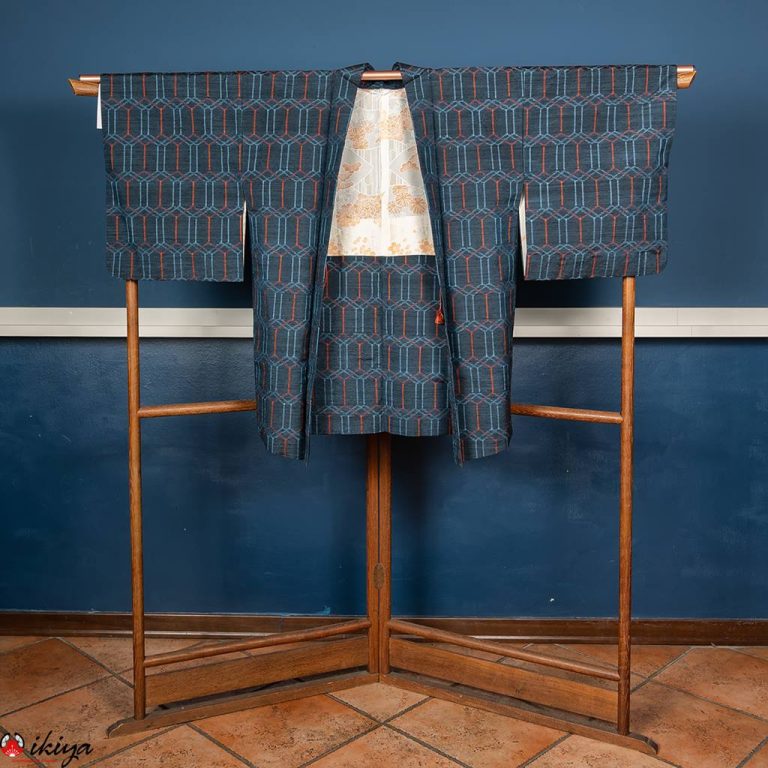 Prezioso haori da donna in seta grezza Tsumugi di colore blu, con decorazione geometrica blu e rossa a contrasto