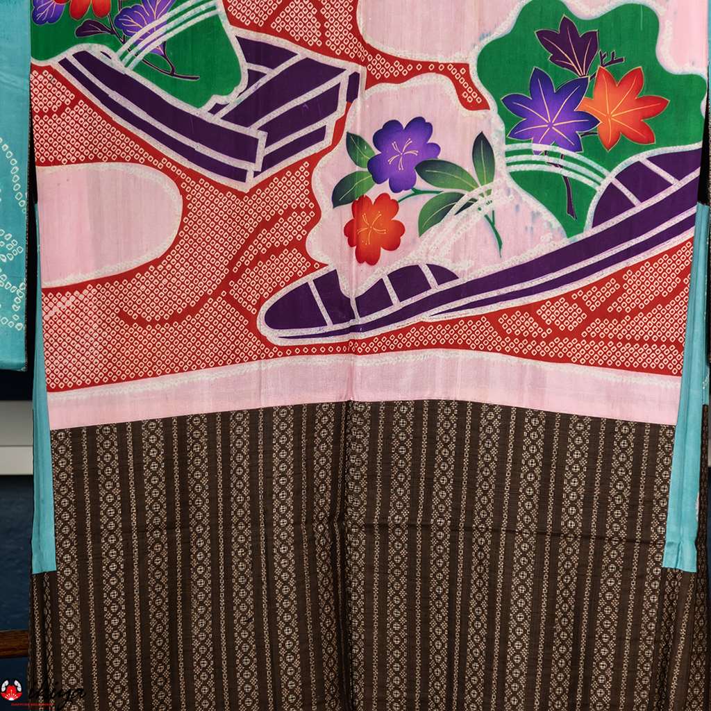 Haori da donna in seta Oshima-tsumugi marrone con decorazioni verticali