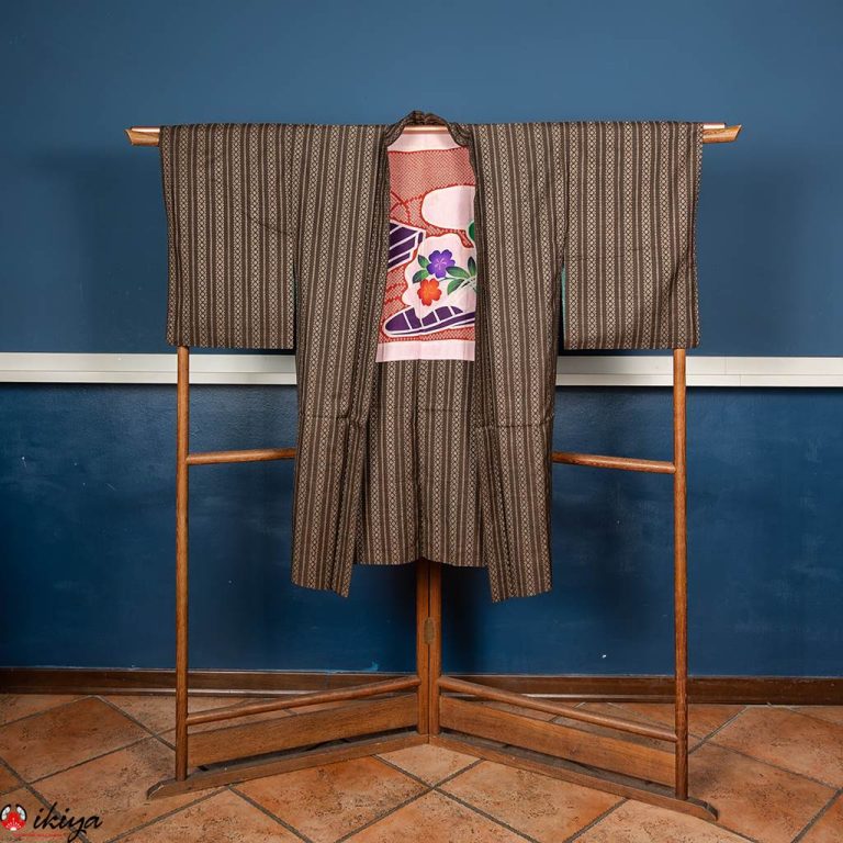 Splendido haori da donn a in seta Oshima-tsumugi marrone con decorazione a righe bianche verticali. Risalente agli anni '20-'30