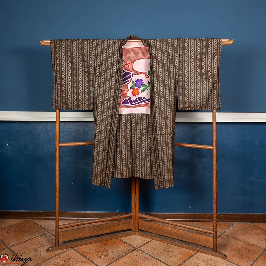 Splendido haori da donn a in seta Oshima-tsumugi marrone con decorazione a righe bianche verticali. Risalente agli anni '20-'30