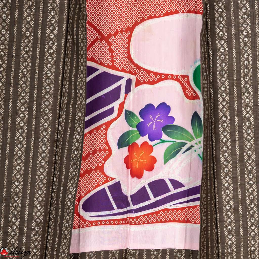 Haori da donna in seta Oshima-tsumugi marrone con decorazioni verticali