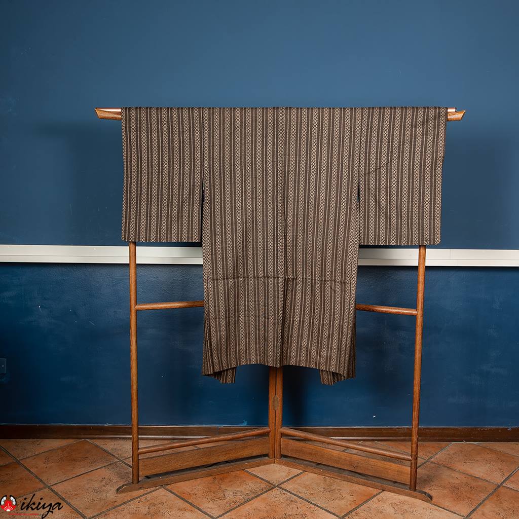Haori da donna in seta Oshima-tsumugi marrone con decorazioni verticali
