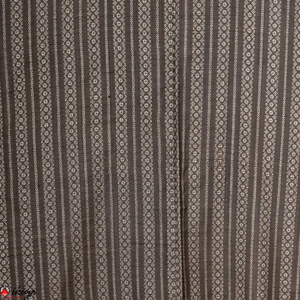 Haori da donna in seta Oshima-tsumugi marrone con decorazioni verticali