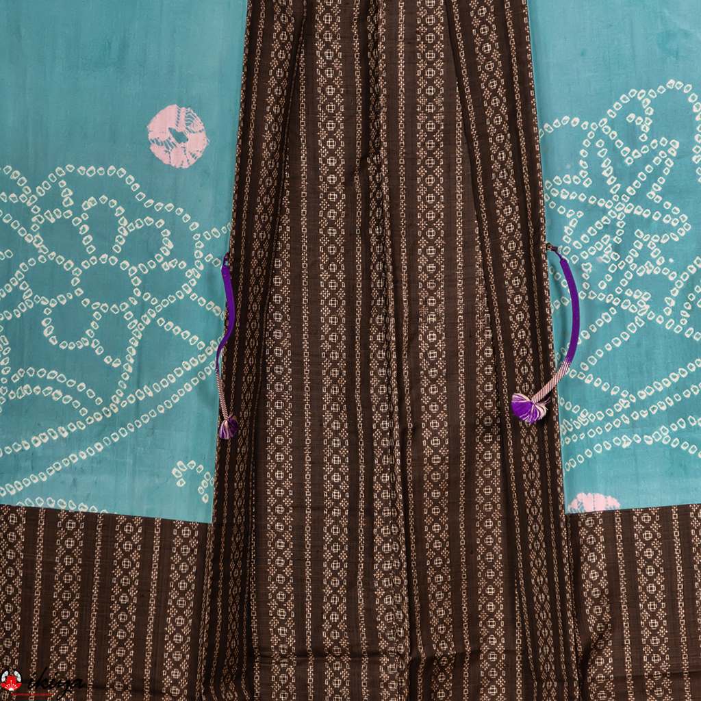 Haori da donna in seta Oshima-tsumugi marrone con decorazioni verticali