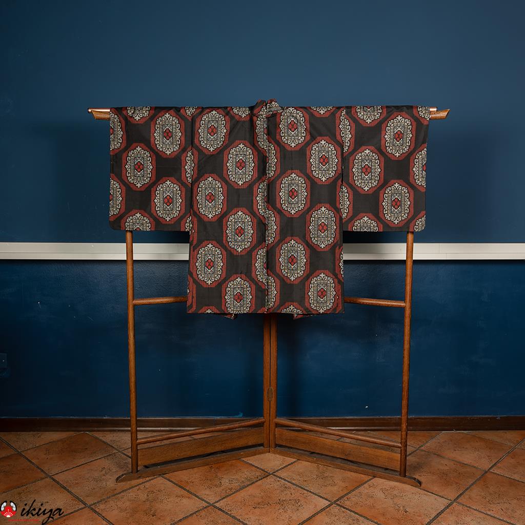 Prezioso haori da donna in seta Oshima-Tsumugi di colore nero decorato con arabeschi floreali bianchi e rossi