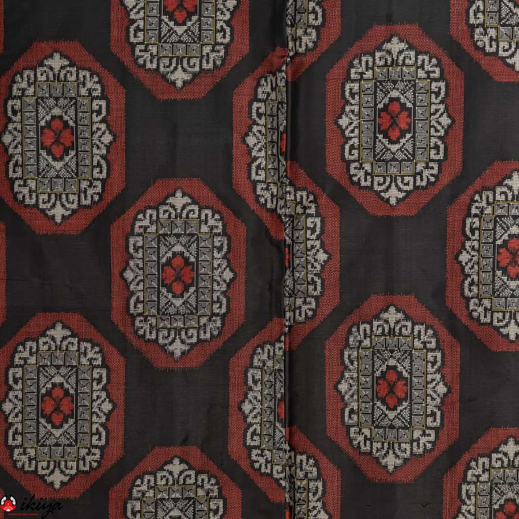 Haori da donna in seta Oshima-tsumugi nero con arabeschi floreali