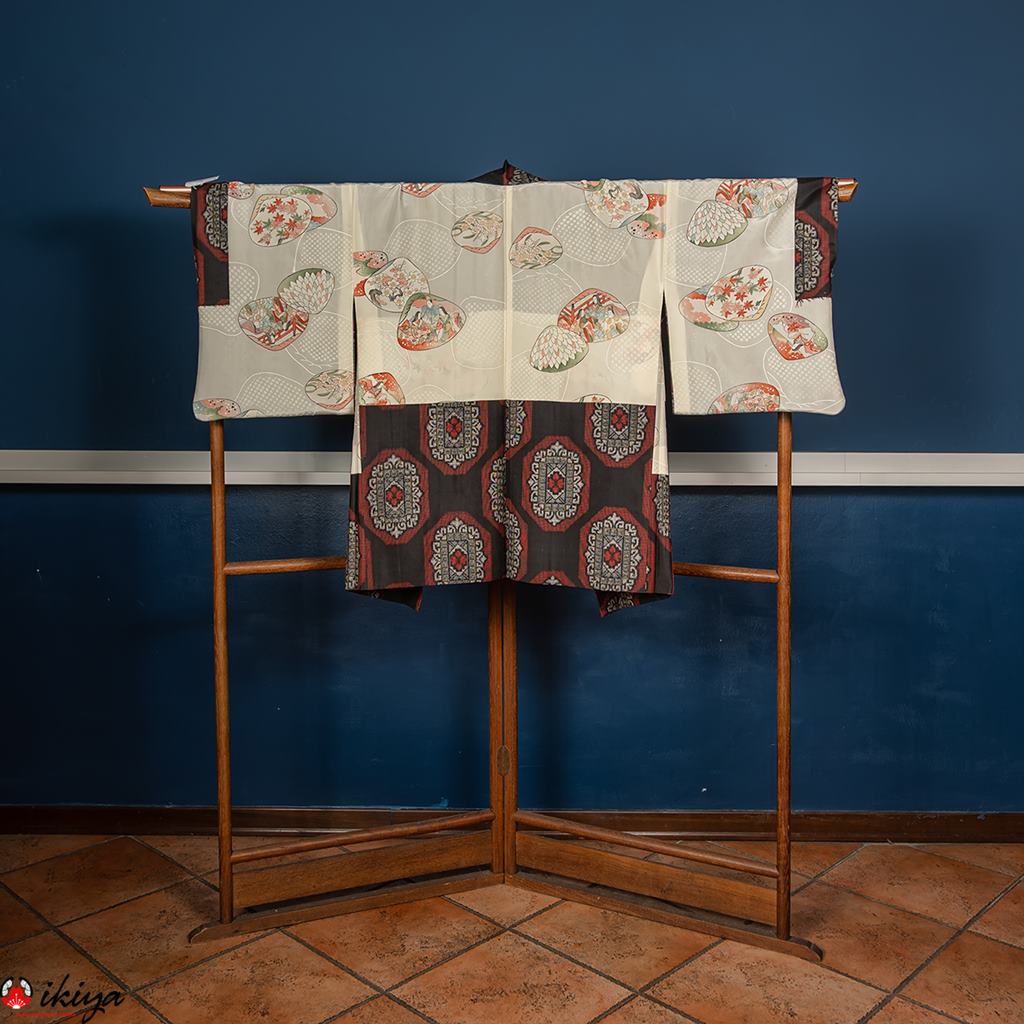 Haori da donna in seta Oshima-tsumugi nero con arabeschi floreali