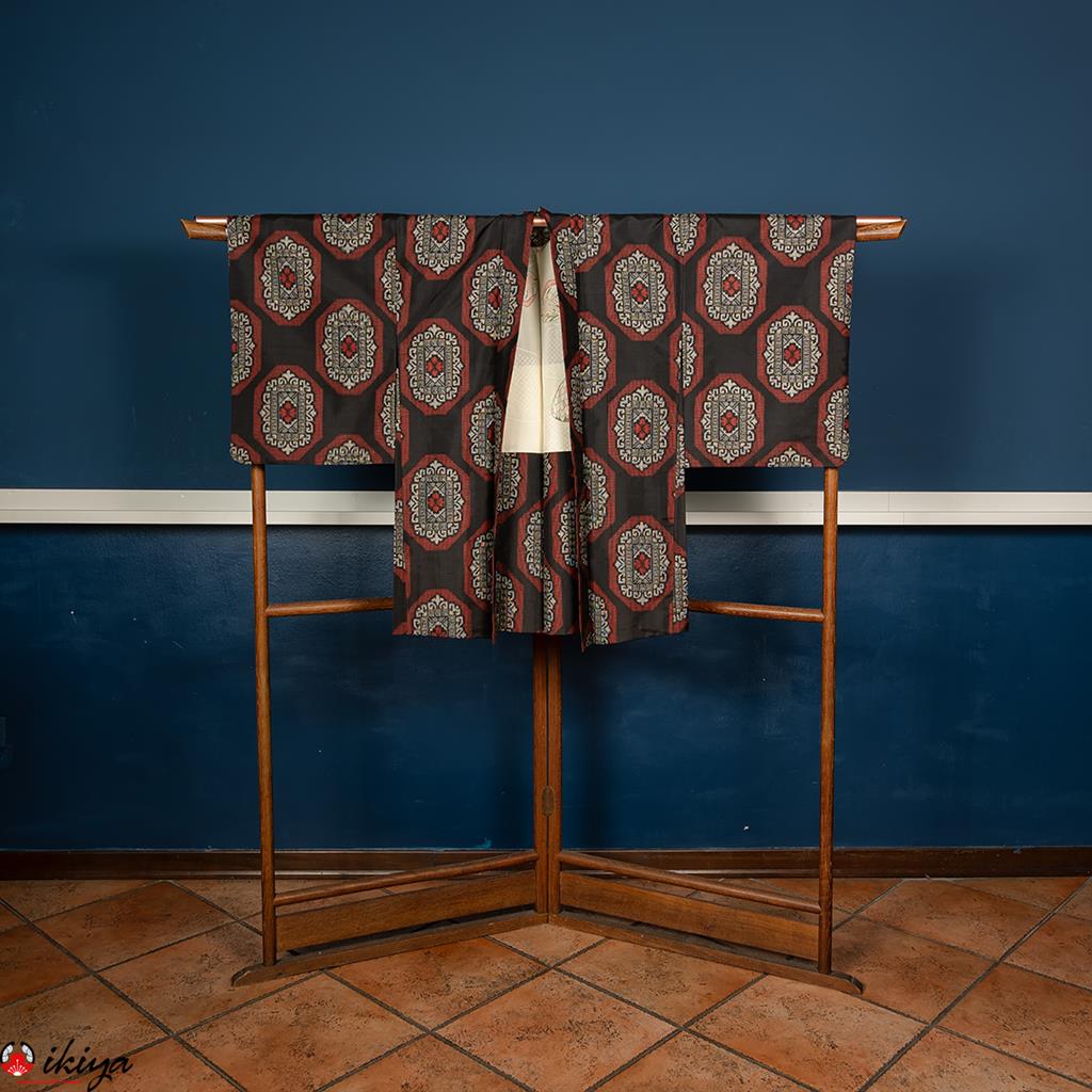 Prezioso haori da donna in seta Oshima-tsumugi di colore nero con motivo di arabeschi rossi e bianchi