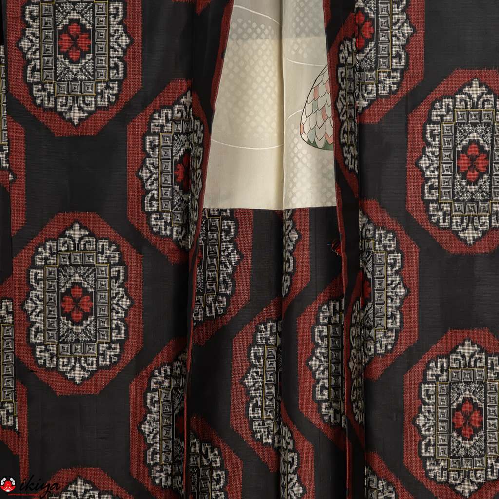 Haori da donna in seta Oshima-tsumugi nero con arabeschi floreali