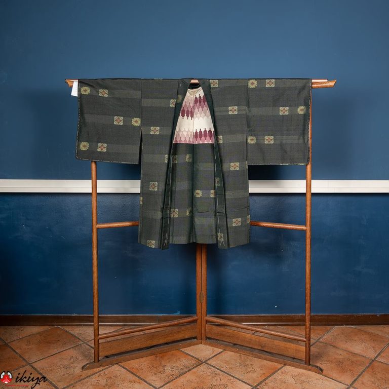 Splendido haori in seta Tsumugi di colore blu scuro/nero con piccola decorazione floreale gialla