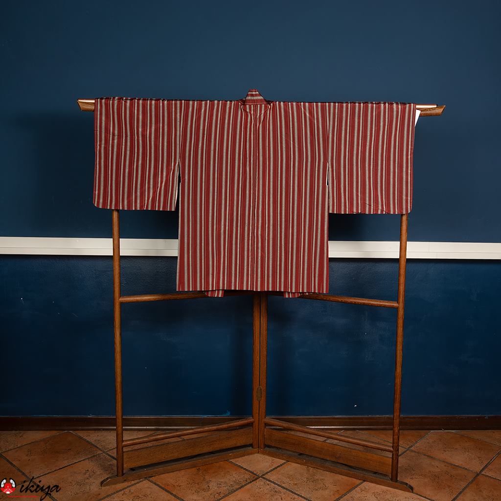 Haori da donna in seta Oshima-tsumugi rosso e grigio a righe