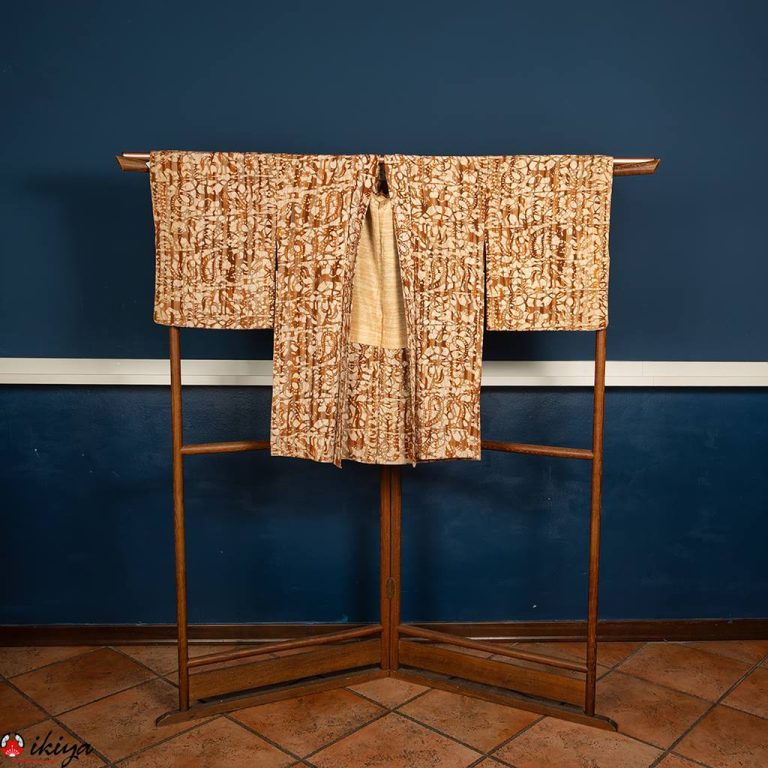 Haori da donna in crèpe di seta con fantasia astratta sui toni dell'arancio e del marrone