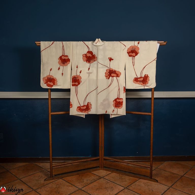 Haori da donna in crèpe di seta color avorio decorato con motivo di papaveri arancioni