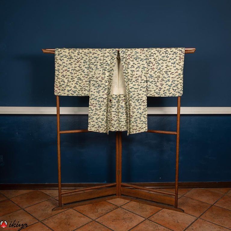 Haori da donna in seta damascata color avorio, decorato con motivo di foglie stilizzate