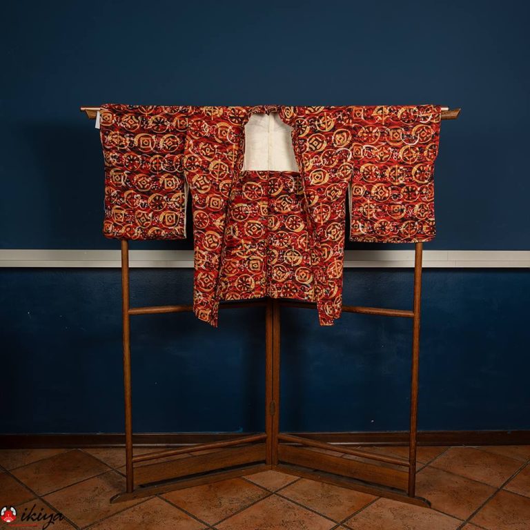 Haori da donna in seta molticolore (rosso, nero, ocra) con motivo decorativo astratto