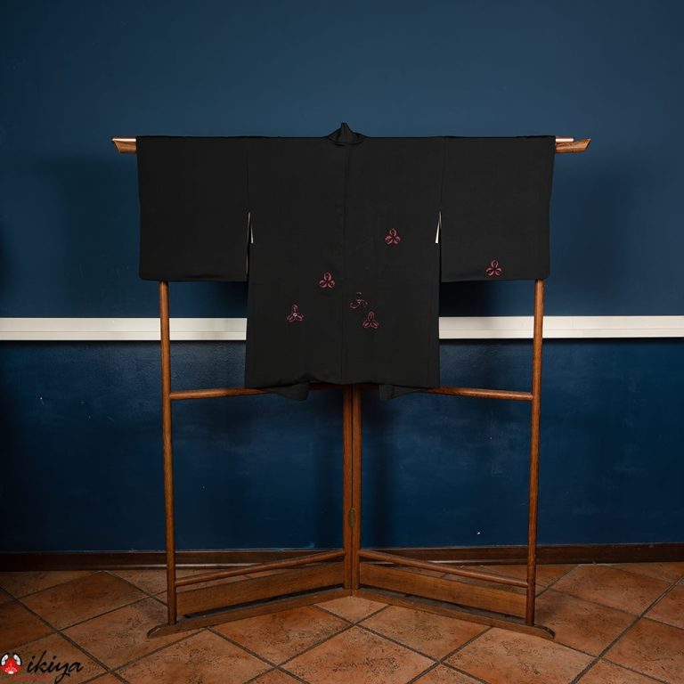 Haori da donna in seta nera decorato con motivo floreale intagliato e ricamato