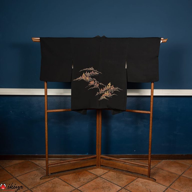 Haori da donna in seta nera decorato sulla parte posteriore con un paesaggio autunnale