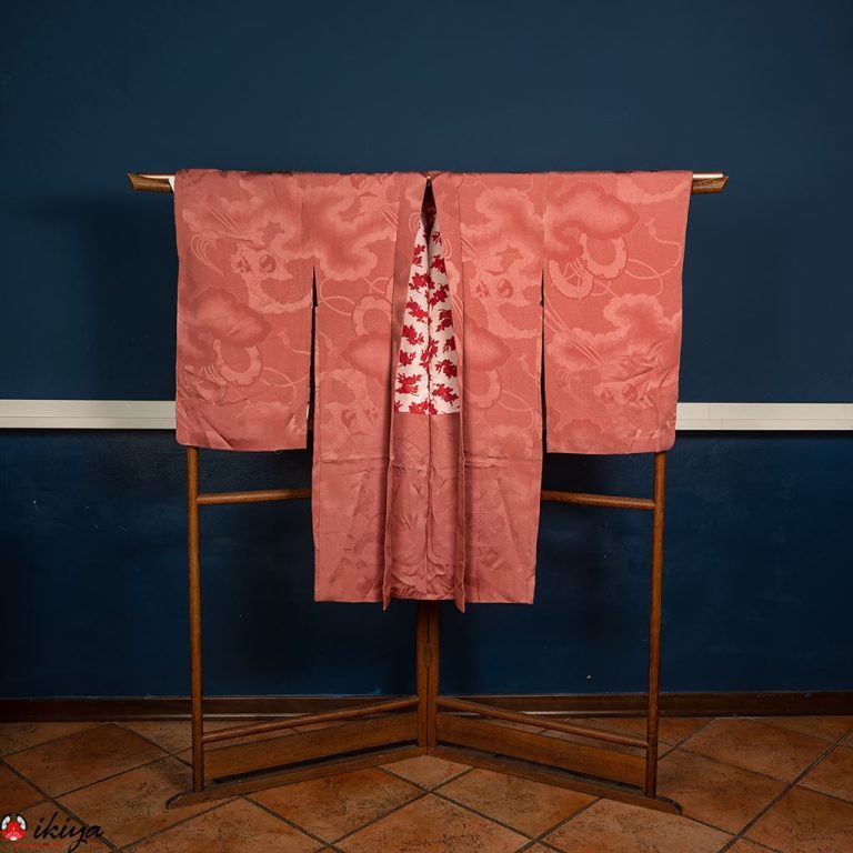 Haori da donna in seta damascata di colore rosa antico decorato con motivi tradizionali