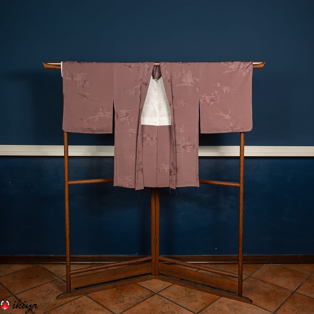 Haori da donna in seta damascata color violetto con motivo di alberi di pino