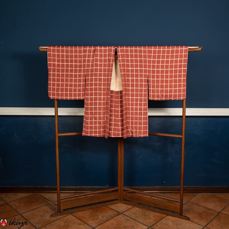 Haori da donna in seta rosa antico con fantasia a quadri