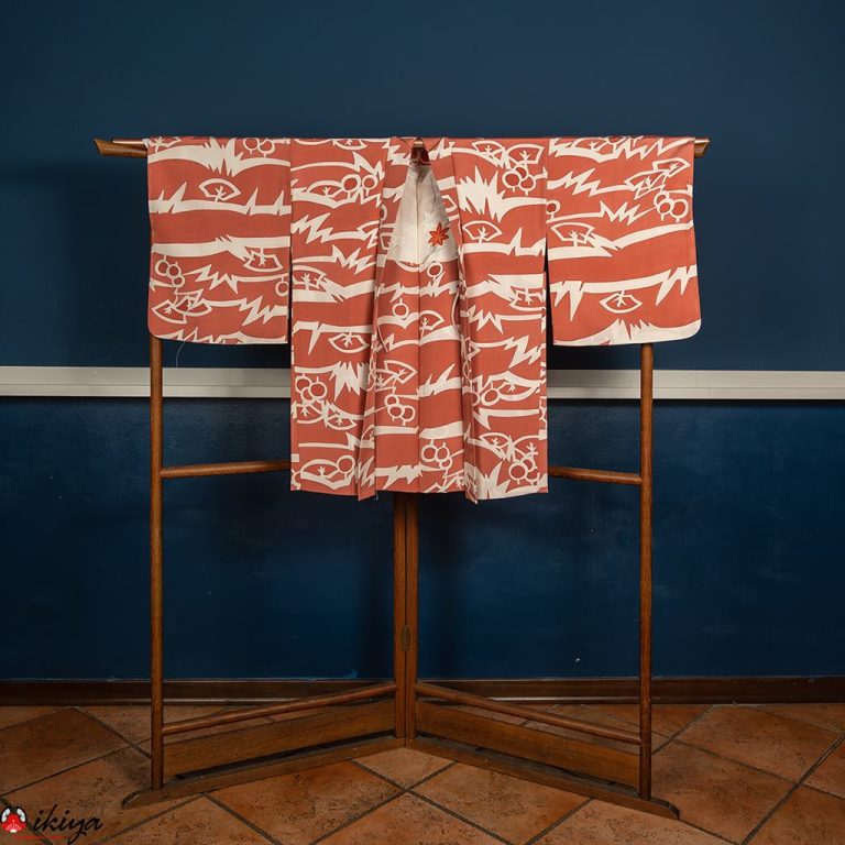 Haori da donna in seta rosa/arancio con motivo di paesaggio stilizzato