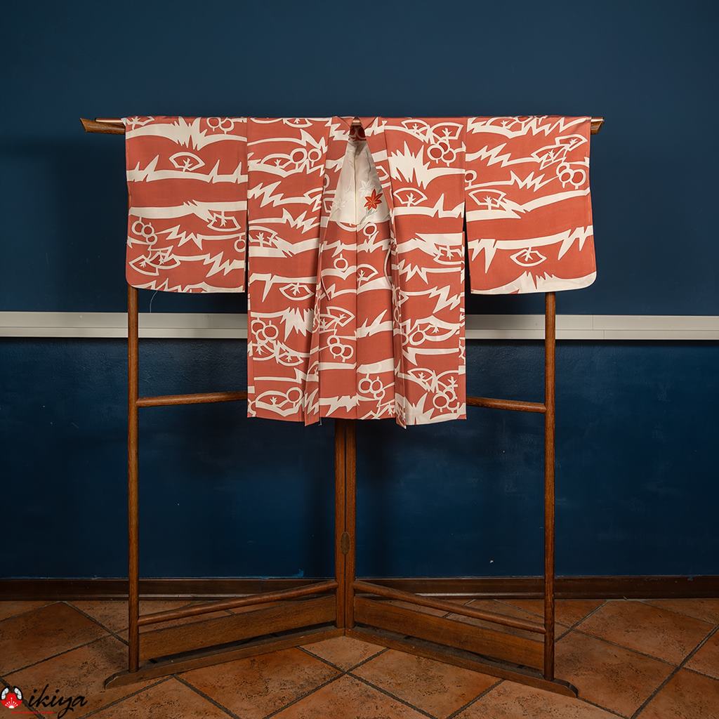 Haori da donna in seta rosa/arancio con motivo di paesaggio stilizzato
