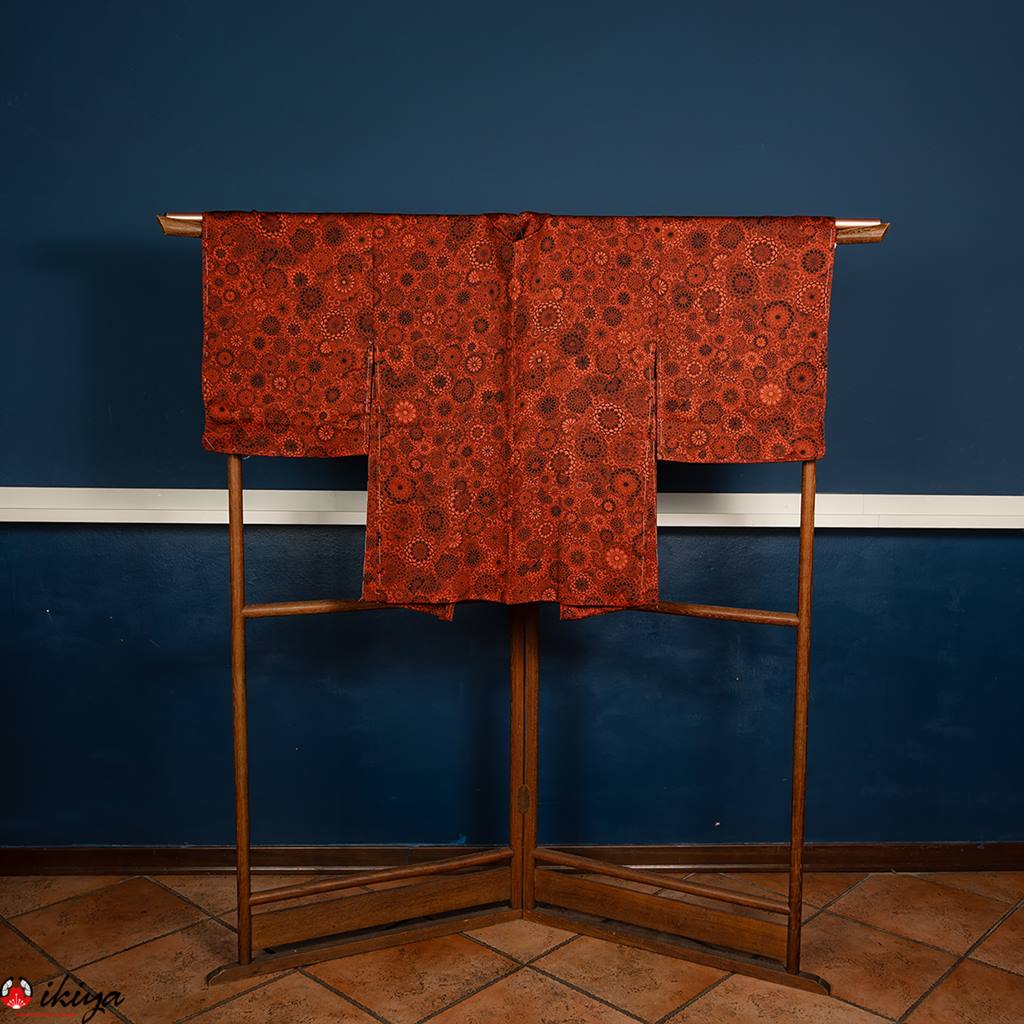 Haori da donna in seta rosso scuro con crisantemi