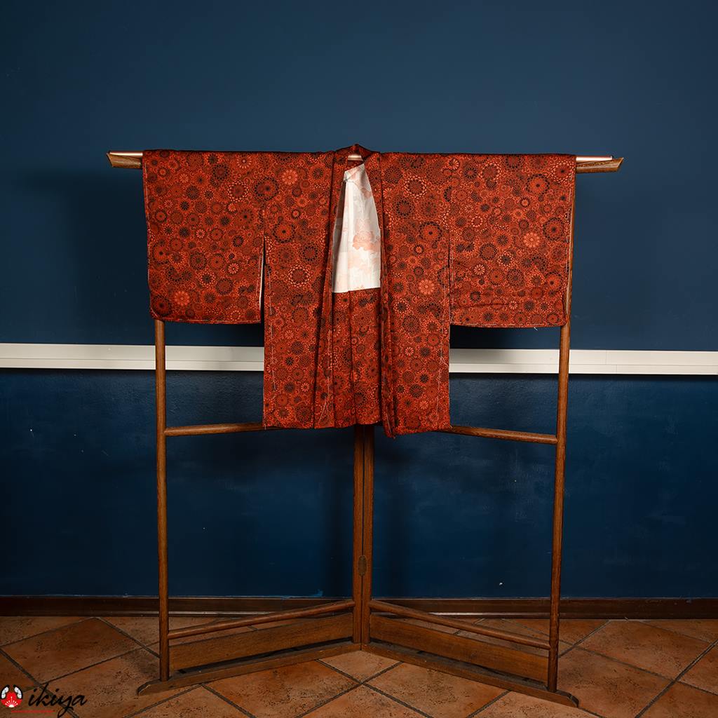 Haori da donna in morbida seta rosso scuro con decorazione a crisantemi