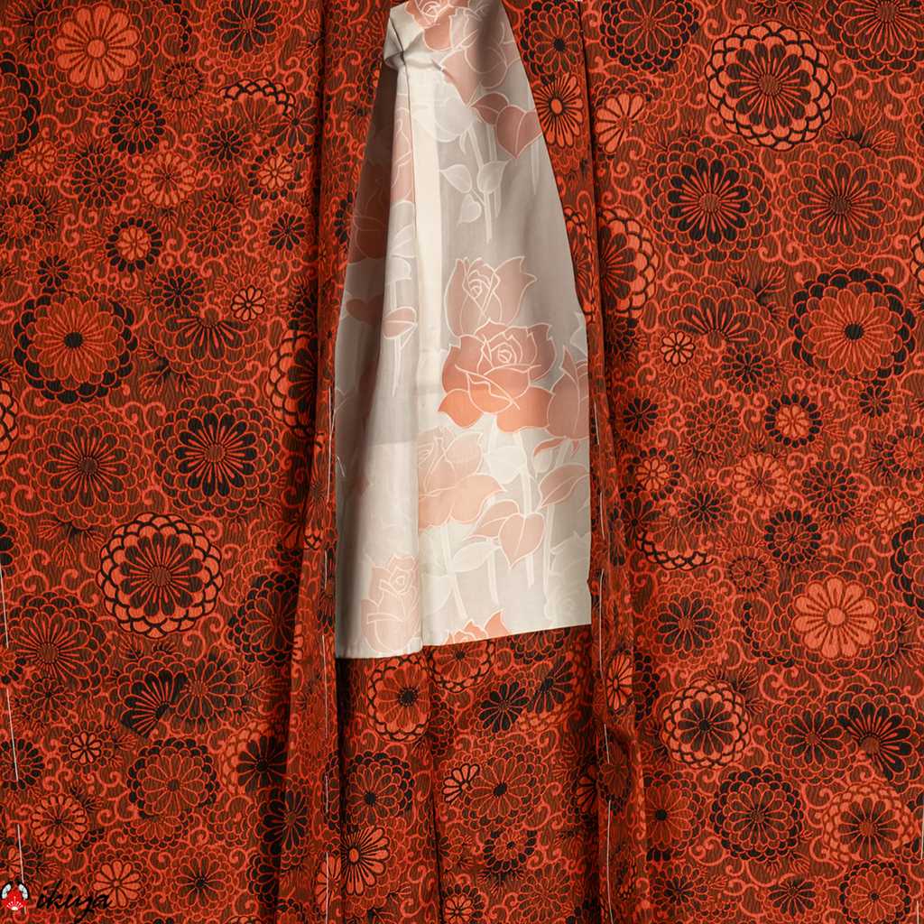 Haori da donna in seta rosso scuro con crisantemi