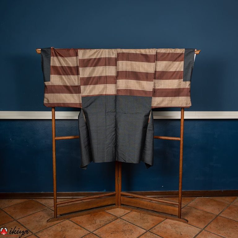 Haori da uomo in seta blu scuro con fodera interna a righe marroni