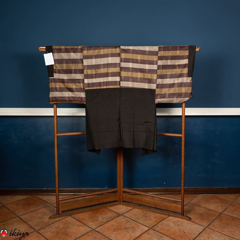 Haori da uomo in crèpe di seta nera con fodera interna a righe marroni