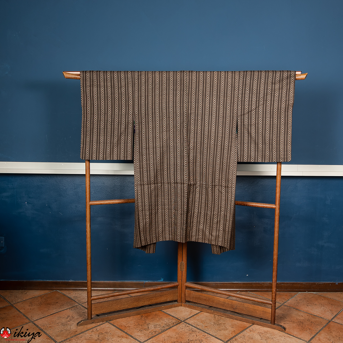 Haori da donna in seta Oshima-tsumugi marrone con decorazioni verticali