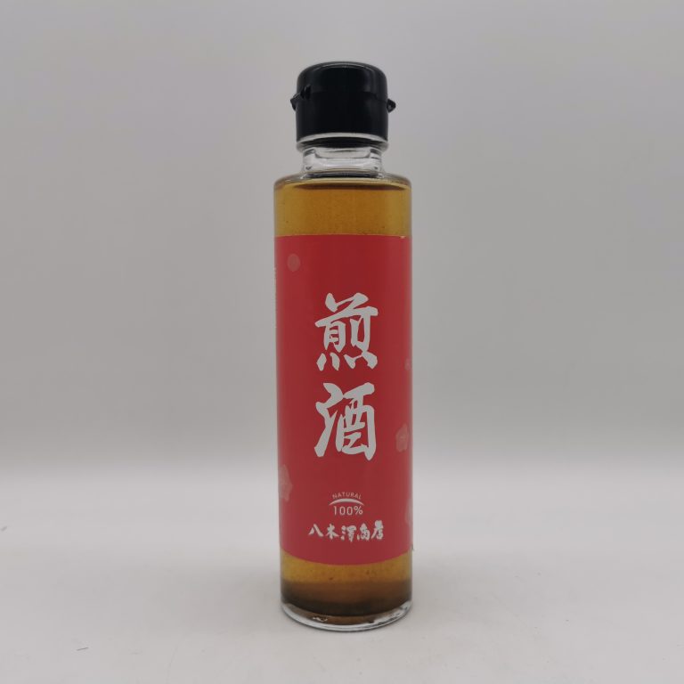 Bottiglia di Irizake Yagisawa Shoten da 150ml con etichetta rossa e caratteri giapponesi, su sfondo neutro che evidenzia l’eleganza del design