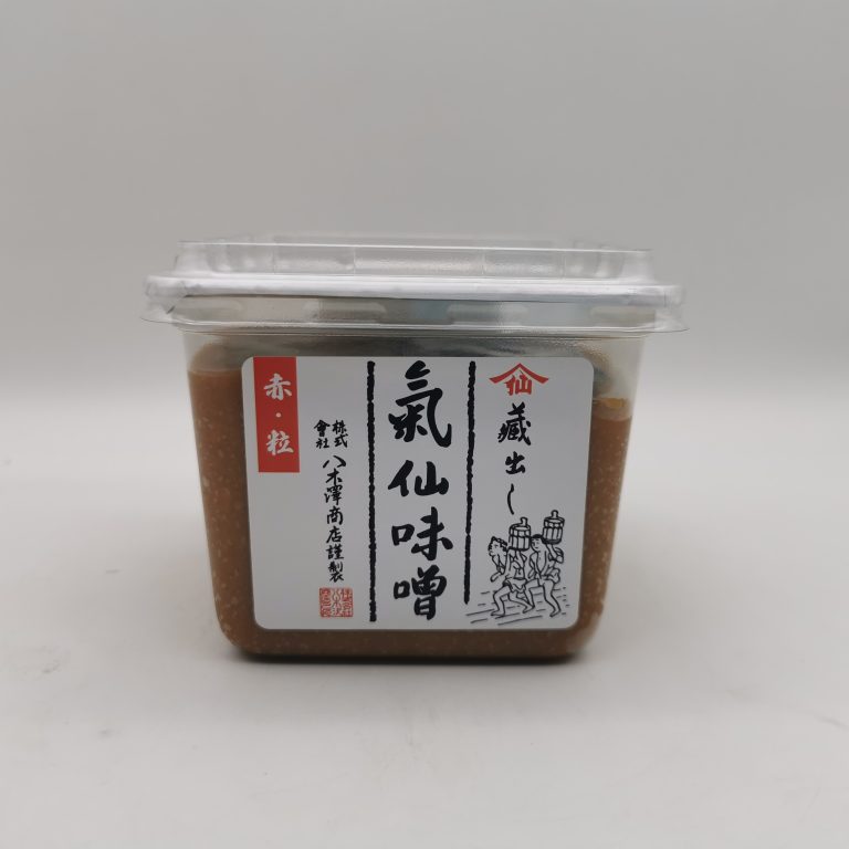 Vasetto di Kuradashi Kesen miso rosso Yagisawa Shoten da 300g con etichetta tradizionale giapponese, su sfondo neutro che evidenzia il design pulito e il colore intenso del miso