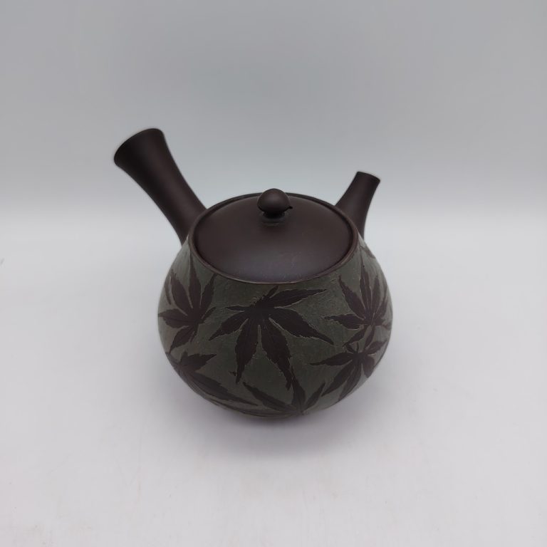 Preziosa teiera giapponese in ceramica di Tokoname di colore nero con impronte di foglie d'acero su fondo verde scuro